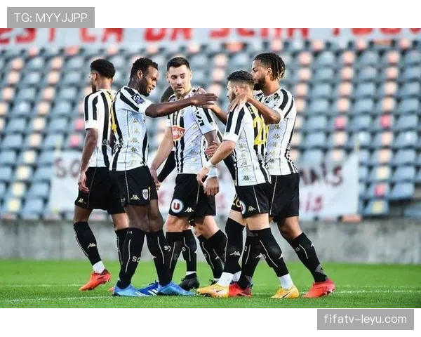 里昂主帅战术革新显成效，球队状态回升引关注